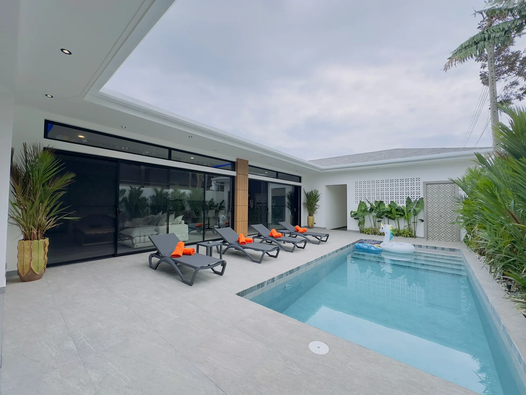 Piscine et terrasse tropicale