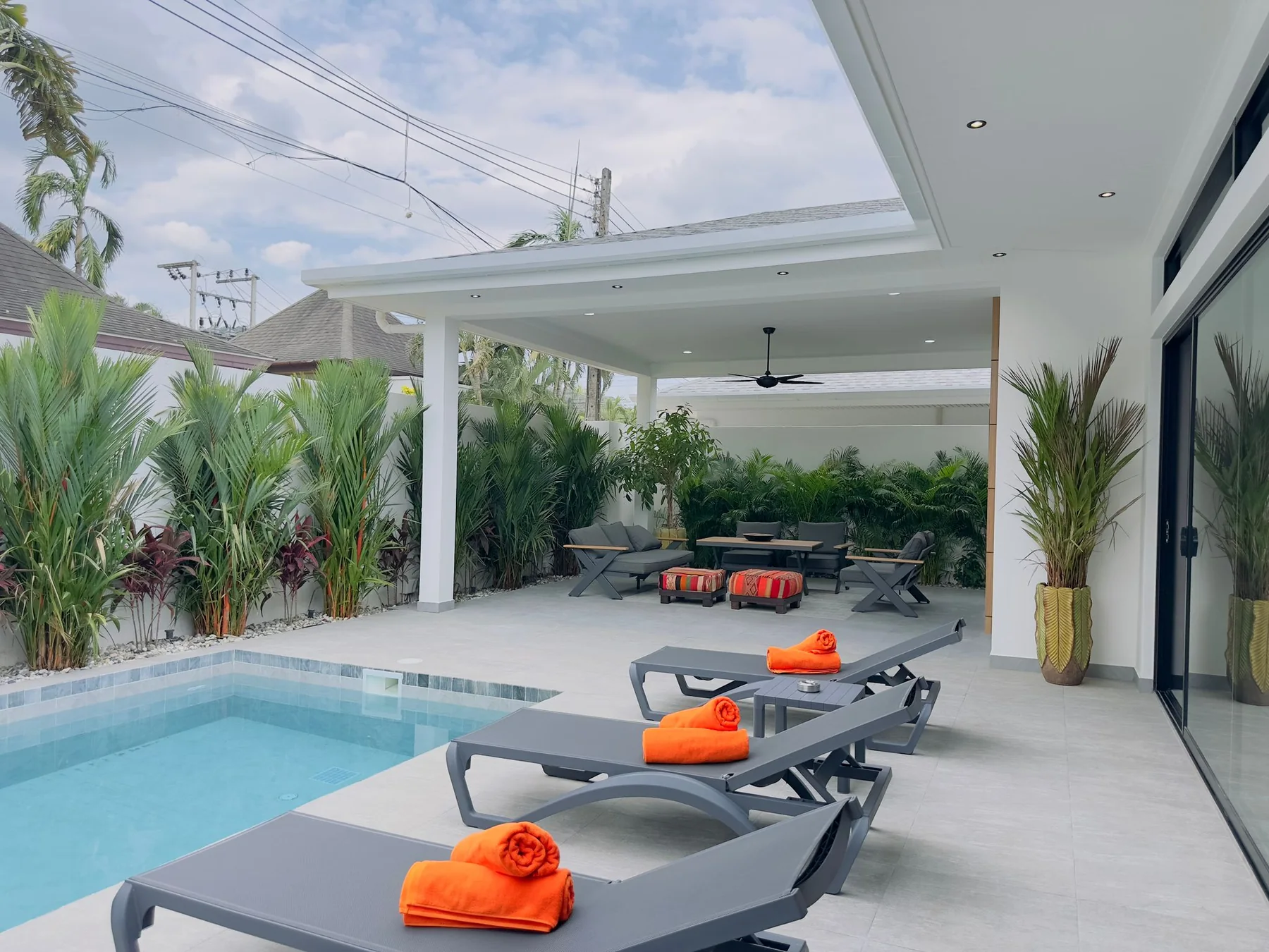 Sala couverte près de la piscine